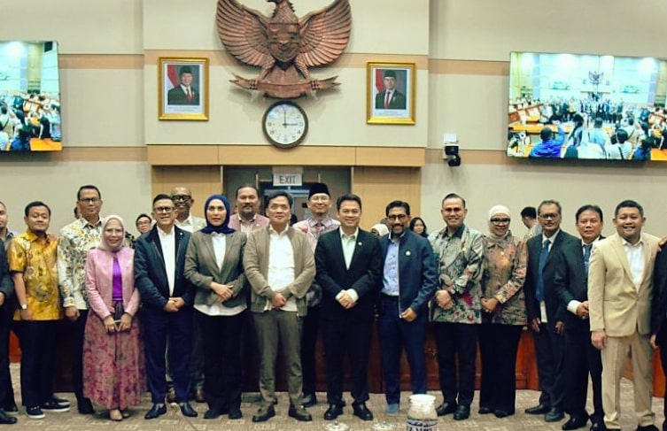 Foto bersama Komisi III DPR RI usai menyetujui tujuh calon Anggota Komisi Yudisial (KY) periode 2025–2030 dalam Rapat Pleno yang dipimpin Wakil Ketua Komisi III DPR RI Sari Yuliati di Ruang Rapat Komisi III, Rabu (19/11/2025). Foto: Dep/vel