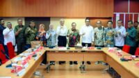 Anggota Komisi IX DPR, Gamal, dalam foto bersama usai pertemuan Kunjungan kerja Komisi IX DPR RI ke Kota Samarinda, Kalimantan Timur, Senin (10/11/2025). Foto: Kiki/vel