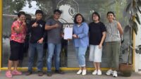 SINDIKASI dan Buddy Buddy Pictures Cetak Sejarah Pelindungan Pekerja Film Indonesia Ketua Umum SINDIKASI, Ikhsan Raharjo (ketiga dari kiri) bersama CEO PT Kreasi Adijaya Amerta, Wilza Lubis (keempat dari kiri) usai menandatangani Perjanjian Kerja Bersama (PKB) pada Senin, (18/8/2025). Foto: istimewa