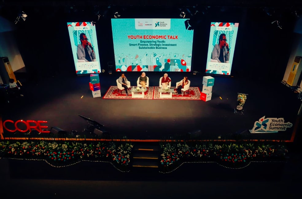 Diskusi tentang arah baru ekonomi hijau, digital, dan hilirisasi dalam Youth Economics Summit (YES) 2025 di Jakarta pada Sabtu, (15/11/2025). Foto: istimewa