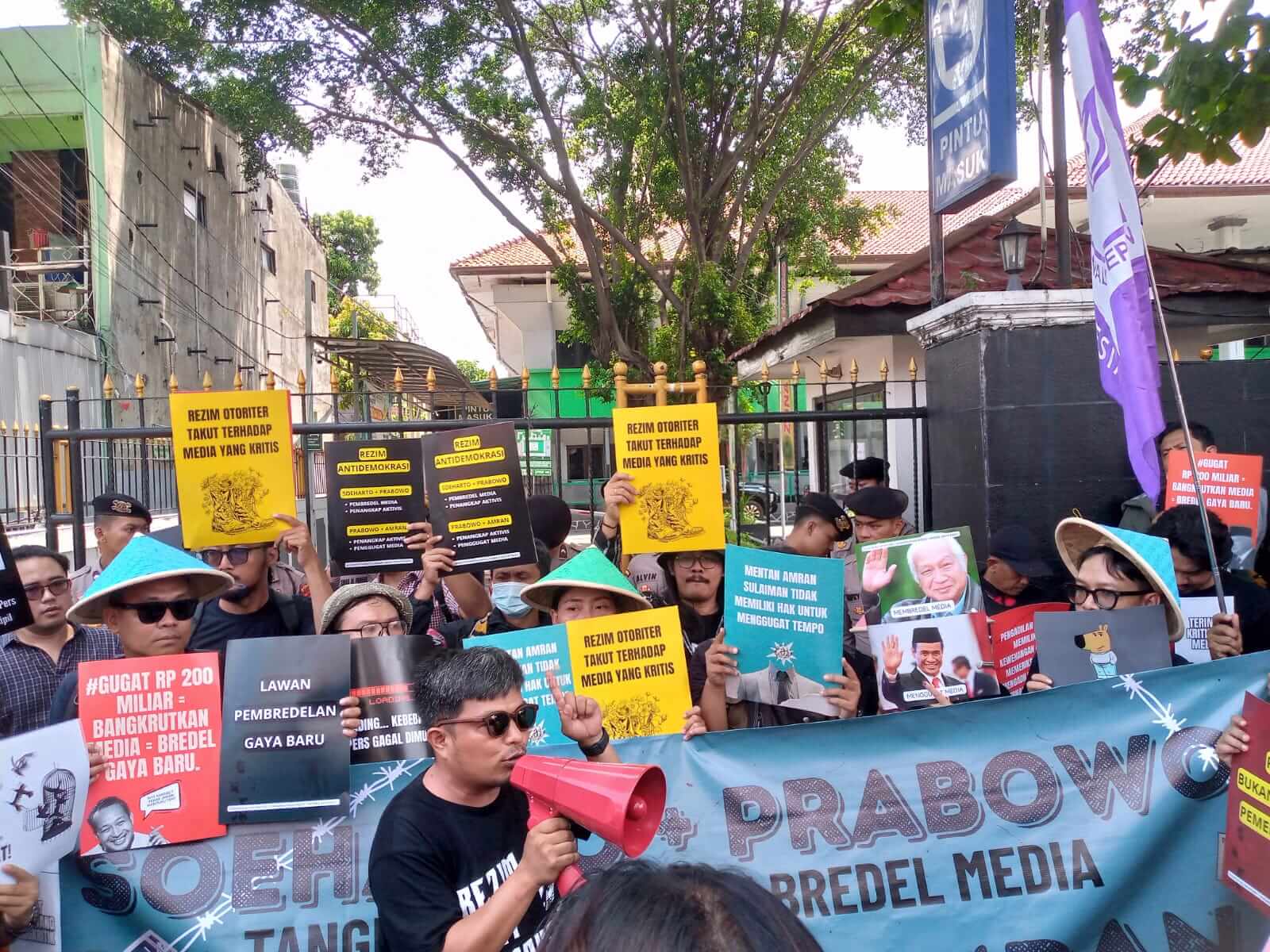 Jurnalis dan masyarakat sipil menggelar aksi demonstrasi mendukung Tempo dalam perkara perdata yang diajukan Menteri Pertanian, Amran Sulaiman di Pengadilan Negeri Jakarta Selatan pada Senin, (3/11/2025). Foto: pelita.co.id/Mulyono Sri Hutomo