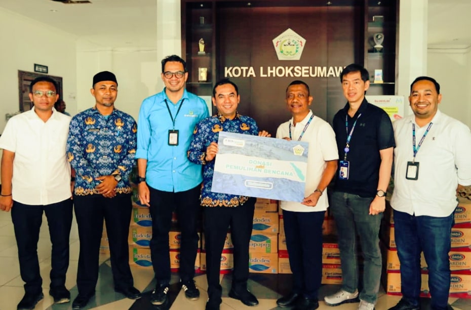 Direktur BCA Syariah Eduard Guntoro Purba dan Direktur BCA Syariah Lukman Hadiwijaya menyalurkan donasi kemanusiaan kepada Walikota Lhokseumawe Dr. Sayuti Abubakar, S.H., M.H. di Kantor Walikota Lhokseumawe, pada Rabu, (17/12/2025). Foto: istimewa