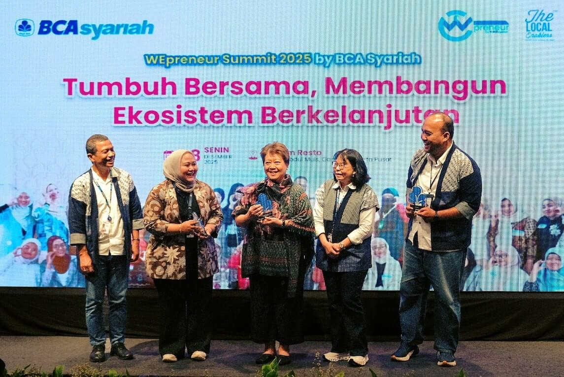 BCA Syariah menyelenggarakan WEprenur Summit sebagai bagian dari rangkaian program pemberdayaan UMKM perempuan di Indonesia, upaya memperkuat kolaborasi antara alumni program terdahulu dengan peserta program WEpreneur 3 di tahun 2025, serta showcase berbagai produk yang kreasi peserta. Turut hadir dalam WEpreneur Summit 2025 ini (kiri-kanan) Direktur BCA Syariah Eduard Guntoro Purba, Kepala Bidang Pengembangan Kapasitas Usaha Mikro Kementerian UMKM Riesta Karentina, Wakil Ketua Umum HIPPINDO Fetty Kwartati, Direktur BCA Syariah Ina Widjaja, VP Retail & Consumer Business BCA Syariah Arief Mediadianto di Jakarta, (8/12). Foto: istimewa