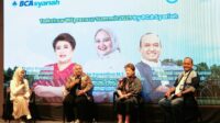 BCA Syariah WEpreneur Summit 2025 (2) BCA Syariah menyelenggarakan WEprenur Summit sebagai bagian dari rangkaian program pemberdayaan UMKM perempuan di Indonesia, upaya memperkuat kolaborasi antara alumni program terdahulu dengan peserta program WEpreneur 3 di tahun 2025, serta showcase berbagai produk yang kreasi peserta. Turut hadir dalam WEpreneur Summit 2025 ini (kiri-kanan) Direktur BCA Syariah Eduard Guntoro Purba, Kepala Bidang Pengembangan Kapasitas Usaha Mikro Kementerian UMKM Riesta Karentina, Wakil Ketua Umum HIPPINDO Fetty Kwartati, Direktur BCA Syariah Ina Widjaja, VP Retail & Consumer Business BCA Syariah Arief Mediadianto di Jakarta, (8/12). Foto: istimewa