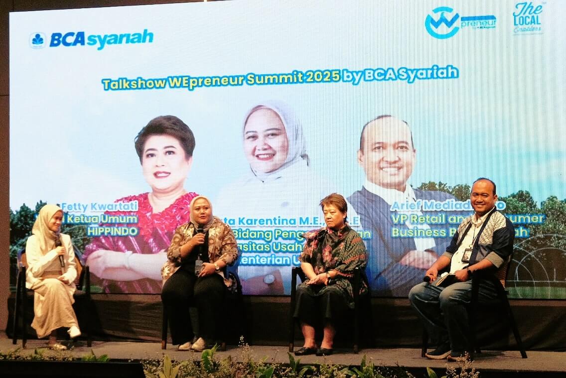 BCA Syariah menyelenggarakan WEprenur Summit sebagai bagian dari rangkaian program pemberdayaan UMKM perempuan di Indonesia, upaya memperkuat kolaborasi antara alumni program terdahulu dengan peserta program WEpreneur 3 di tahun 2025, serta showcase berbagai produk yang kreasi peserta. Turut hadir dalam WEpreneur Summit 2025 ini (kiri-kanan) Direktur BCA Syariah Eduard Guntoro Purba, Kepala Bidang Pengembangan Kapasitas Usaha Mikro Kementerian UMKM Riesta Karentina, Wakil Ketua Umum HIPPINDO Fetty Kwartati, Direktur BCA Syariah Ina Widjaja, VP Retail & Consumer Business BCA Syariah Arief Mediadianto di Jakarta, (8/12). Foto: istimewa