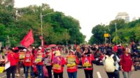 Gerakan Buruh Bersama Rakyat (GEBRAK) menggelar aksi damai di kawasan Monumen Nasional, Jakarta Pusat pada Rabu, (10/12/2025). Foto: pelita.co.id/Mulyono Sri Hutomo