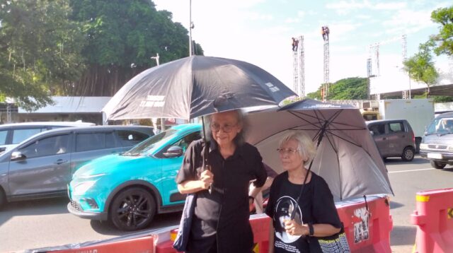 Prof. Dr. Fransiskus Xaverius Mudji Sutrisno, SJ (kiri) di Aksi Kamisan, Jakarta Pusat pada Kamis, (5/6/2025). Foto: pelita.co.id/Mulyono Sri Hutomo