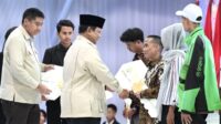 Presiden Prabowo Subianto serahkan kunci rumah kepada perwakilan masyarakat pada acara Akad Massal 50.030 Unit KPR Sejahtera FLPP dan Serah Terima Kunci Tahun 2025, di Perumahan Pondok Banten Indah, Kota Serang, Provinsi Banten, Sabtu, 20 Desember 2025. Foto: BPMI Setpres/Kris