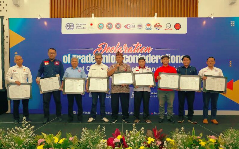 Sembilan konfederasi serikat pekerja utama bersatu dalam komitmen bersama untuk menuntut reformasi inklusif terhadap Sistem Jaminan Sosial Nasional Indonesia. Foto: Dok. ILO