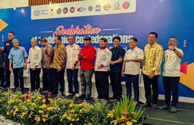 Sembilan konfederasi serikat pekerja utama bersatu dalam komitmen bersama untuk menuntut reformasi inklusif terhadap Sistem Jaminan Sosial Nasional Indonesia. Foto: Dok. ILO