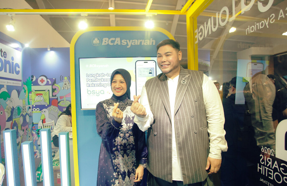 Presiden Direktur BCA Syariah, Yuli Melati Suryaningrum dan Ivan Gunawan berfoto bersama usai meluncurkan digital membership Mandjha dan Ivan Gunawan Prive yang terintegrasi secara digital melalui mobile banking BSya by BCA Syariah. Kolaborasi ini merupakan wujud nyata perusahaan mendukung perkembangan industri fashion melalui kemudahan digital perbankan. Foto: istimewa