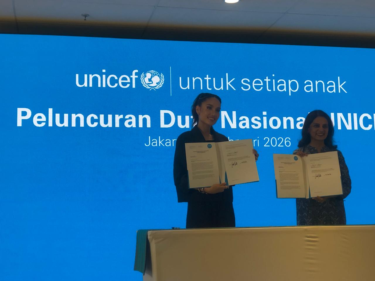 Duta Nasional United Nations Children's Fund (UNICEF) 2026, Cinta Laura Kiehl bersama perwakilan UNICEF di Indonsia, Maniza Zaman. Foto: pelita.co.id/Mulyono Sri Hutomo