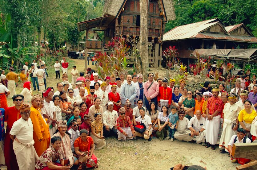 Komika Pandji Pragiwaksono menjalani persidangan adat di Tongkonan Layuk Kaero, Sangalla, Tana Toraja, Selasa (10/2/2026). Persidangan adat (Ma’Buak Burun Mangkali Oto’) yang dihadiri oleh perwakilan 32 wilayah adat di Toraya ini difasilitasi oleh Aliansi Masyarakat Adat Nusantara (AMAN) sebagai bagian dari upaya komunikasi serta penyelesaian persoalan secara adat. Foto: Aliansi Masyarakat Adat Nusantara (AMAN)