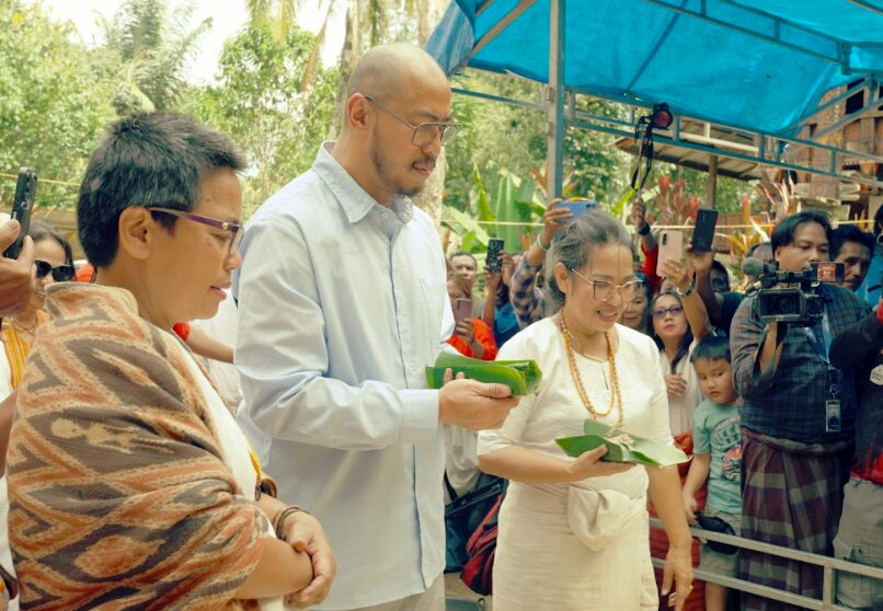 Komika Pandji Pragiwaksono menjalani persidangan adat di Tongkonan Layuk Kaero, Sangalla, Tana Toraja, Selasa (10/2/2026). Persidangan adat (Ma’Buak Burun Mangkali Oto’) yang dihadiri oleh perwakilan 32 wilayah adat di Toraya ini difasilitasi oleh Aliansi Masyarakat Adat Nusantara (AMAN) sebagai bagian dari upaya komunikasi serta penyelesaian persoalan secara adat. Foto: Aliansi Masyarakat Adat Nusantara (AMAN)
