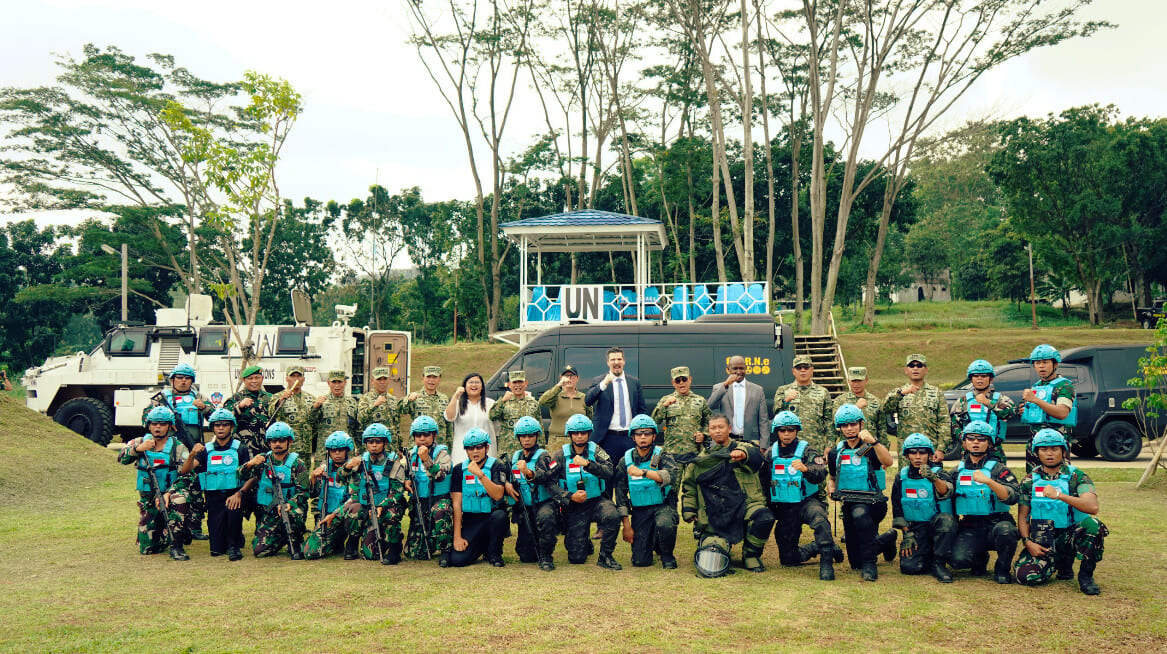 Komandan PMPP TNI, Brigjen TNI Iwan Bambang Setiawan, S.I.P., bersama delegasi UNMAS, Raymond Kemei dan David Markus, serta Tim EOD Kompi Zeni Indonesia berfoto bersama usai pelaksanaan demonstrasi Explosive Hazard Awareness Training–Improvised Explosive Device (EHAT-IED) di area latihan Lane 1 PMPP TNI. Foto: Dedy Maryanto/UNIC Jakarta