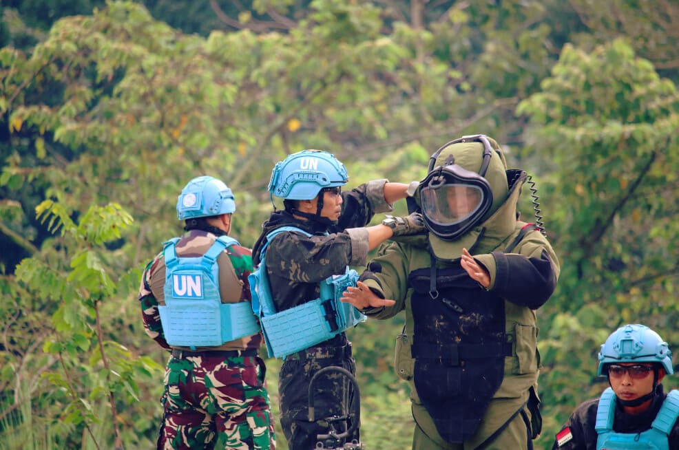 Operator robot dari Tim Penjinakan Bahan Peledak (EOD) Indonesia melakukan proses evakuasi benda yang terdeteksi sebagai Improvised Explosive Device (IED) menuju lokasi disposal. Foto: Dedy Maryanto/UNIC Jakarta