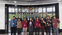 Serikat Pekerja Kampus di MK Pengurus dan anggota Serikat Pekerja Kampus usai mengikuti Sidang Pleno Pengujian Materiil atas Undang-Undang Nomor 14 Tahun 2005 tentang Guru dan Dosen dengan agenda mendengarkan keterangan Presiden dan Dewan Perwakilan Rakyat (DPR), Rabu (18/2/2026). Foto: istimewa