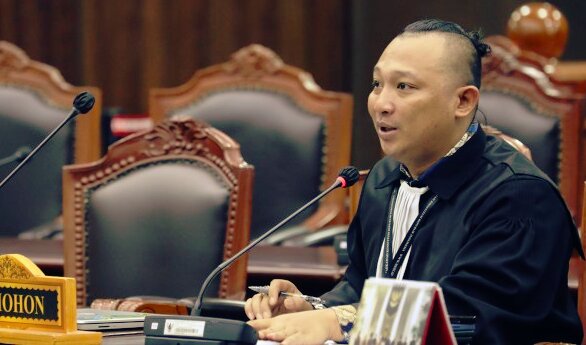 Syamsul Jahiddin, pemohon uji materiil Undang-Undang Nomor 2 Tahun 2002 tentang Kepolisian Negara Republik Indonesia terhadap Undang-Undang Dasar Negara Republik Indonesia Tahun 1945 (UUD NRI 1945) pada Jumat, (19/2/2026) di ruang sidang Mahkamah Konstitusi. Foto: Humas/Panji