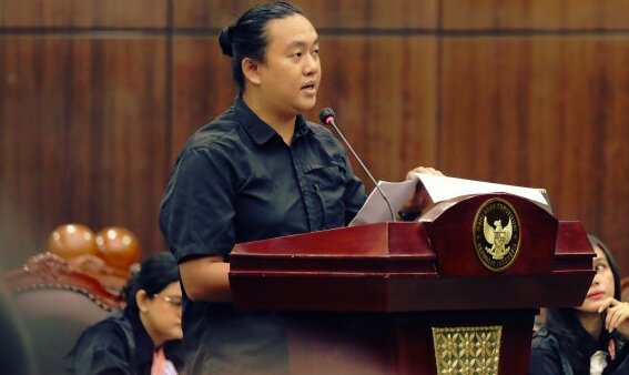 Wakil Koordinator Bidang Eksternal Komisi untuk Orang Hilang dan Korban Tindak Kekerasan (KontraS), Andrie Yunus saat menjadi saksi di sidang Mahkamah Konstitusi pada Senin (14/7/2025) di Ruang Sidang MK. Foto: Humas/Ifa.