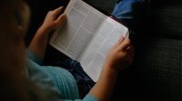 Membaca buku Ilustrasi membaca buku. Foto: StockSnap/Pixabay