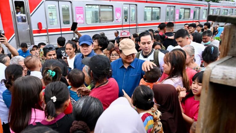 Presiden Prabowo Subianto menyapa warga di Kawasan Senen, Jakarta Pusat, pada Kamis, 26 Maret 2026. Foto: BPMI Setpres/Cahyo
