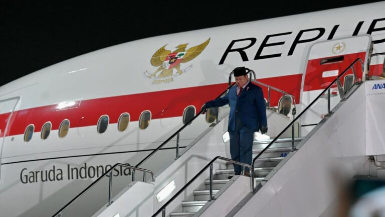 Presiden Prabowo Subianto tiba di Bandar Udara Haneda, Tokyo, Jepang untuk melakukan kunjungan resmi perdananya sebagai Presiden Republik Indonesia, pada Minggu, 29 Maret 2026, pukul 19.10 waktu setempat (WS). Foto: BPMI Setpres/Laily Rachev