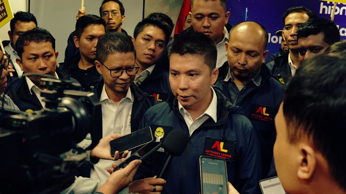 Ketua Badan Pengurus Pusat Himpunan Pengusaha Muda Indonesia (BPP HIPMI), Anthony Leong saat jumpa pers usai mengambil formulir pendaftaran calon Ketua Umum Badan Pengurus Pusat (BPP) Himpunan Pengusaha Muda Indonesia di Sekretariat BPP HIPMI sebagai bagian dari tahapan Musyawarah Nasional (Munas) XVIII HIPMI. Foto: istimewa