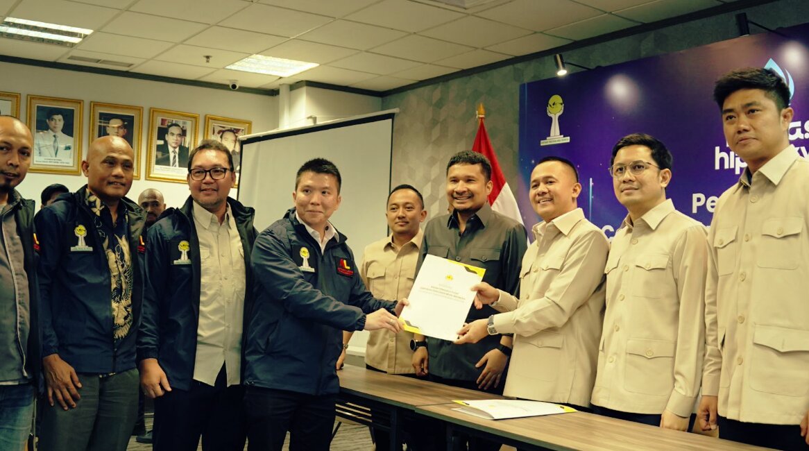 Ketua Badan Pengurus Pusat Himpunan Pengusaha Muda Indonesia (BPP HIPMI), Anthony Leong resmi mengambil formulir pendaftaran calon Ketua Umum Badan Pengurus Pusat (BPP) Himpunan Pengusaha Muda Indonesia di Sekretariat BPP HIPMI sebagai bagian dari tahapan Musyawarah Nasional (Munas) XVIII HIPMI. Foto: istimewa