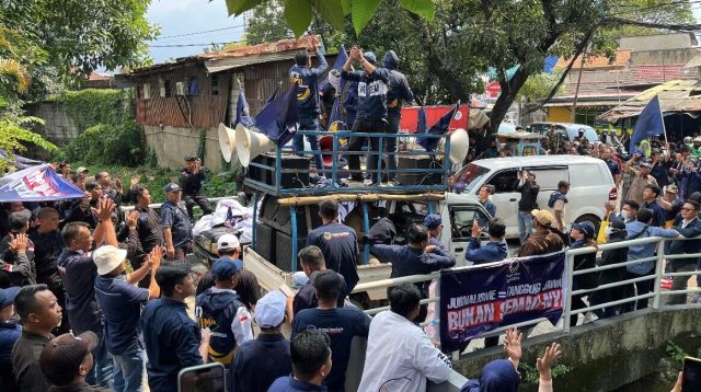 Ratusan massa yang merupakan anggota dan simpatisan Partai Nasional Demokrat (Partai NasDem) menggelar aksi unjuk rasa di depan Gedung Tempo, Jalan Palmerah Barat, Kebayoran Lama, Jakarta Selatan pada Selasa, (14/4/2026). Foto: istimewa