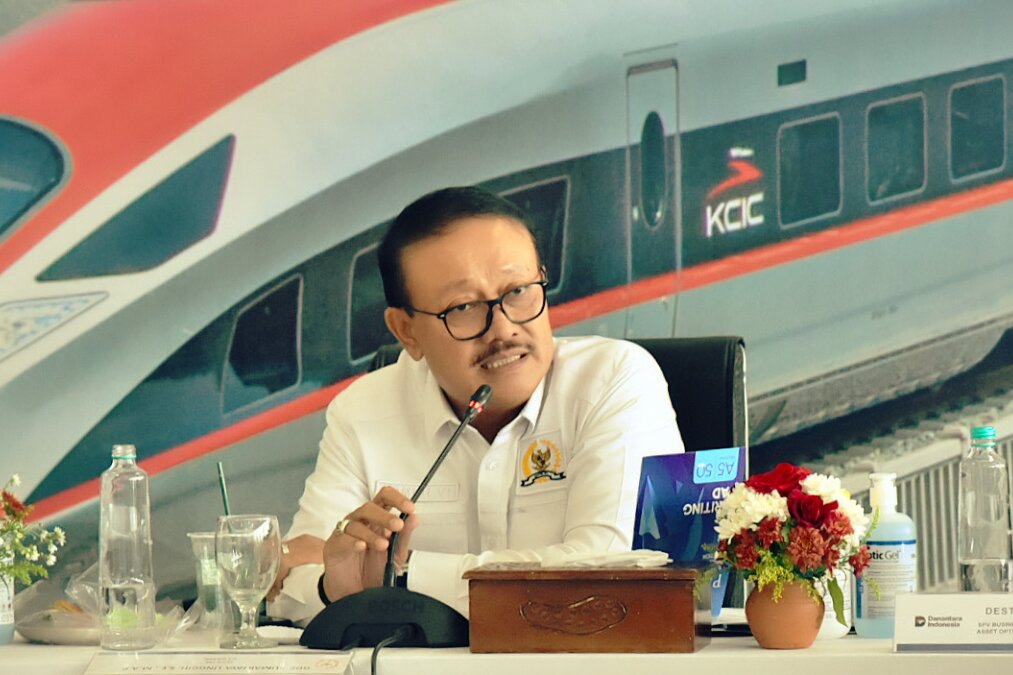 Anggota Komisi VI DPR RI, Gde Sumarjaya saat memimpin Kunjungan Kerja Spesifik Komisi VI DPR RI di Stasiun Kereta Cepat Tegalluar, Bandung, Rabu (15/4/2026). Fioto : Adi/Andri