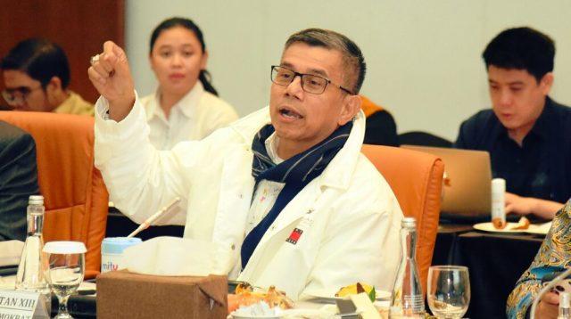 Anggota komisi III DPR RI, Hinca Pandjaitan, saat kunjungan kerja spesifik Komisi III DPR RI dengan Kapolda Sulut, kepala kejati Sulut dan Kepala BNNP Sulut, di Manado, Kamis (16/4/2026). Foto: Arief/Karisma