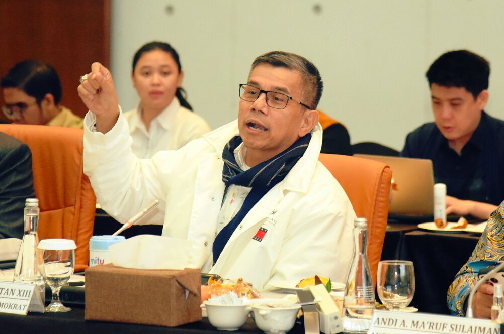 Anggota komisi III DPR RI, Hinca Pandjaitan, saat kunjungan kerja spesifik Komisi III DPR RI dengan Kapolda Sulut, kepala kejati Sulut dan Kepala BNNP Sulut, di Manado, Kamis (16/4/2026). Foto: Arief/Karisma