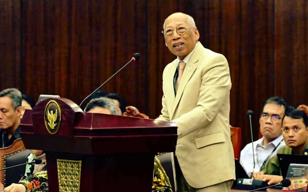 Anggota DPR RI, I Wayan Sudirta, dalam sidang Mahkamah Konstitusi terkait pengujian materiil Undang-Undang Nomor 17 Tahun 2025 tentang APBN 2026, di Ruang Sidang Mahkamah Konstitusi, Jakarta, Selasa (14/4/2026).. Foto: Mahendra/Karisma