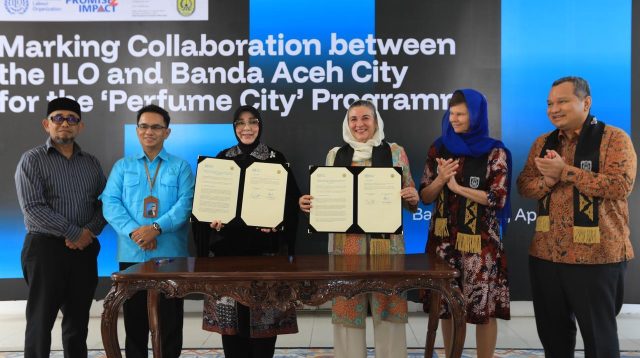 Organisasi Perburuhan Internasional (ILO) dan Pemerintah Kota Banda Aceh resmi menandatangani Nota Kesepakatan pada Kamis, (23/4/2026) di Pendopo Wali Kota Banda Aceh. Upaya kolaboratif memperkuat rantai nilai nilam sebagai upaya mewujudkan Banda Aceh sebagai Kota Parfum dengan memperluas akses UMKM terhadap keuangan, pasar dan digitalisasi. Foto: Dok. ILO