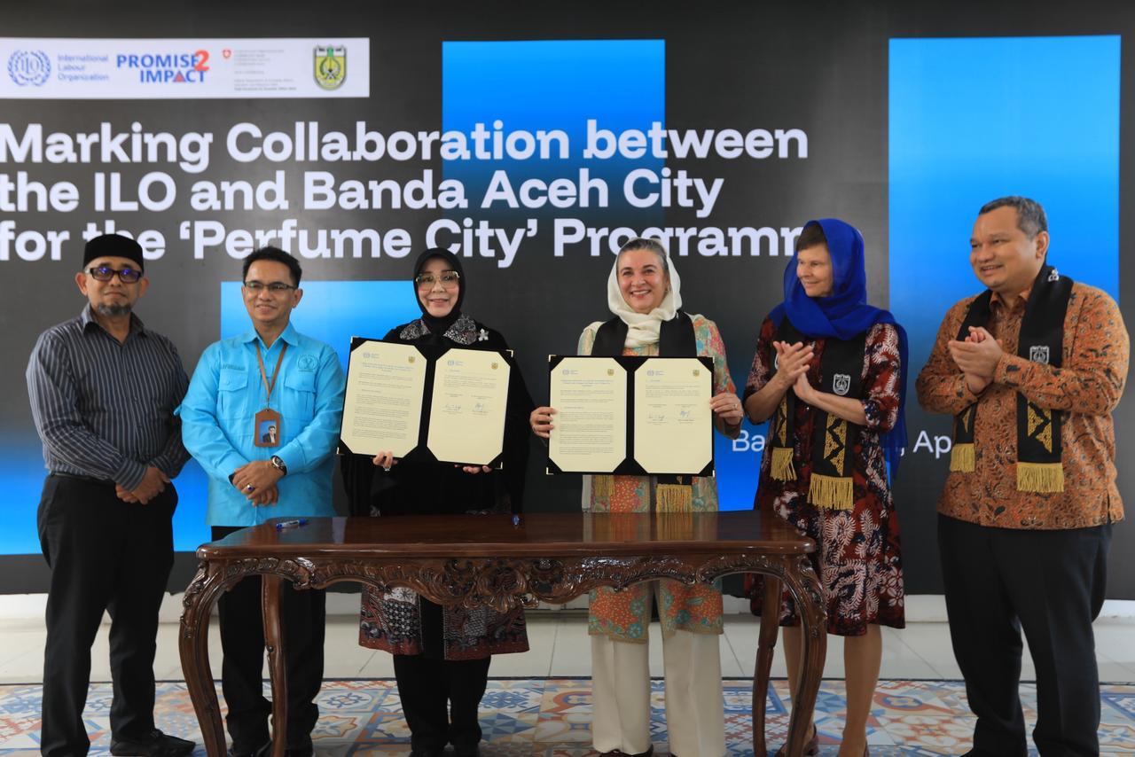 Organisasi Perburuhan Internasional (ILO) dan Pemerintah Kota Banda Aceh resmi menandatangani Nota Kesepakatan pada Kamis, (23/4/2026) di Pendopo Wali Kota Banda Aceh. Upaya kolaboratif memperkuat rantai nilai nilam sebagai upaya mewujudkan Banda Aceh sebagai Kota Parfum dengan memperluas akses UMKM terhadap keuangan, pasar dan digitalisasi. Foto: Dok. ILO