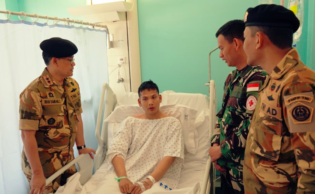 Komandan Pusat Misi Pemeliharaan Perdamaian (PMPP) TNI, Mayjen TNI Iwan Bambang Setiawan, S.I.P. melaksanakan kunjungan kepada prajurit Satgas Yonmek TNI Konga XXIII-S yang menjadi korban insiden UNIFIL dan tengah menjalani perawatan di RS Saint George, Beirut pada Minggu, (5/4/2026). Foto: PMPP TNI