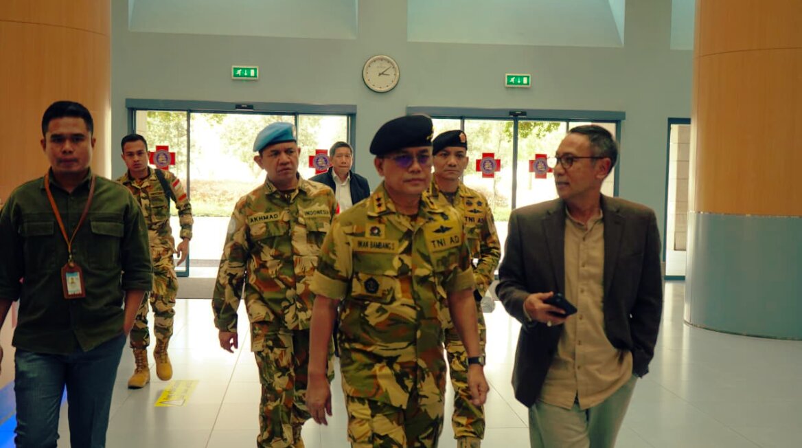 Komandan Pusat Misi Pemeliharaan Perdamaian (PMPP) TNI, Mayjen TNI Iwan Bambang Setiawan, S.I.P bersama Duta Besar Luar Biasa dan Berkuasa Penuh (LBBP) RI untuk Lebanon, Dicki Komar, DCO Seceast UNIFIL Kolonel Inf A.Juni Toa serta Dirbinops PMPP TNI Kolonel Inf Untung Prayitno tiba di RS Saint George Beirut, Lebanon. Foto: PMPP TNI