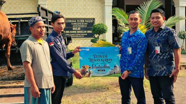 PT Bank BCA Syariah (BCA Syariah) salurkan donasi pembelian hewan kurban melalui kolaborasi dengan 11 Lembaga Amil Zakat (LAZ) untuk penyaluran kepada masyarakat sekitar Kantor Cabang BCA Syariah dalam rangka memperingati Hari Iduladha 1447H di 16 kota di seluruh Indonesia. Foto: istimewa