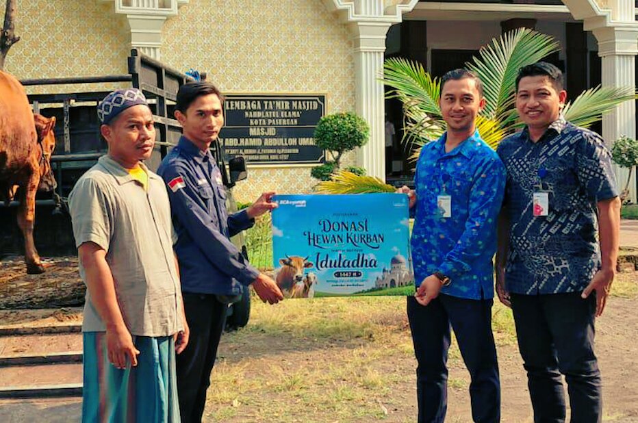 PT Bank BCA Syariah (BCA Syariah) salurkan donasi pembelian hewan kurban melalui kolaborasi dengan 11 Lembaga Amil Zakat (LAZ) untuk penyaluran kepada masyarakat sekitar Kantor Cabang BCA Syariah dalam rangka memperingati Hari Iduladha 1447H di 16 kota di seluruh Indonesia. Foto: istimewa