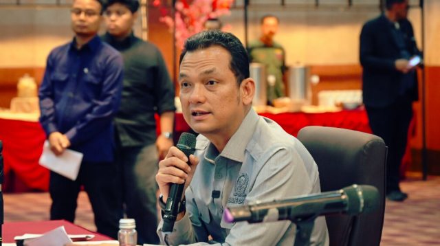Wakil Ketua Badan Legislasi (Baleg) DPR RI, Martin Manurung, saat Kunjungan Kerja (Kunker) dengan beberapa komunitas masyarakat adat dari kawasan Danau Toba, pemuka agama dan akademisi, di Balige, Kabupaten Toba, Sumatera Utara, Sabtu (9/5/2026). Foto: Rizki/Alma
