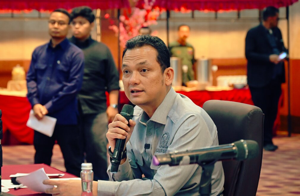 Wakil Ketua Badan Legislasi (Baleg) DPR RI, Martin Manurung, saat Kunjungan Kerja (Kunker) dengan beberapa komunitas masyarakat adat dari kawasan Danau Toba, pemuka agama dan akademisi, di Balige, Kabupaten Toba, Sumatera Utara, Sabtu (9/5/2026). Foto: Rizki/Alma