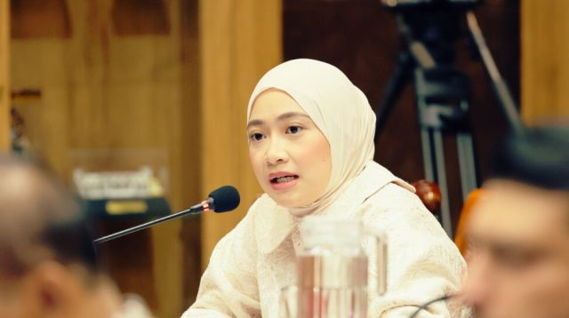 Anggota Komisi X DPR RI, Adela Kanasya Adies mengingatkan pentingnya menjaga kualitas pendidikan dokter spesialis dalam pengembangan program pendidikan spesialis berbasis rumah sakit (hospital-based residency).ujarnya dalam Rapat Dengar Pendapat Komisi X DPR RI dengan Sekretaris Jenderal Kementerian Agama, Kementerian Sosial, Kementerian Kesehatan, Kemendikti Saintek, dan Kemendikdasmen terkait pengaturan satuan pendidikan dalam RUU Sistem Pendidikan Nasional (Sisdiknas) di Gedung Nusantara I, Kompleks Parlemen, Senayan, Jakarta, Selasa (23/6/2026). Foto: Mentari/rni