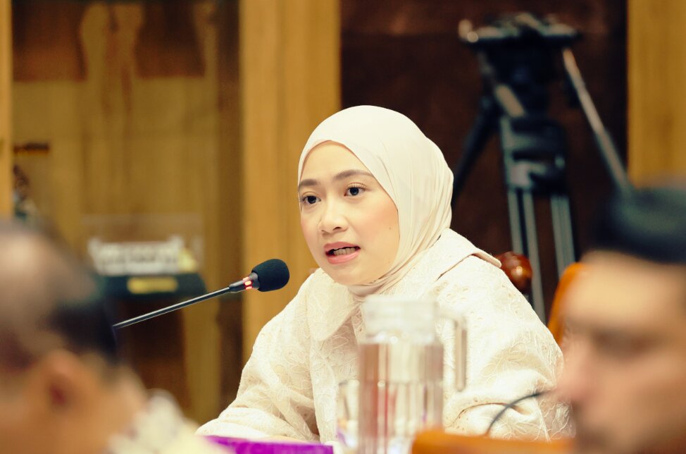 Anggota Komisi X DPR RI, Adela Kanasya Adies mengingatkan pentingnya menjaga kualitas pendidikan dokter spesialis dalam pengembangan program pendidikan spesialis berbasis rumah sakit (hospital-based residency).ujarnya dalam Rapat Dengar Pendapat Komisi X DPR RI dengan Sekretaris Jenderal Kementerian Agama, Kementerian Sosial, Kementerian Kesehatan, Kemendikti Saintek, dan Kemendikdasmen terkait pengaturan satuan pendidikan dalam RUU Sistem Pendidikan Nasional (Sisdiknas) di Gedung Nusantara I, Kompleks Parlemen, Senayan, Jakarta, Selasa (23/6/2026). Foto: Mentari/rni