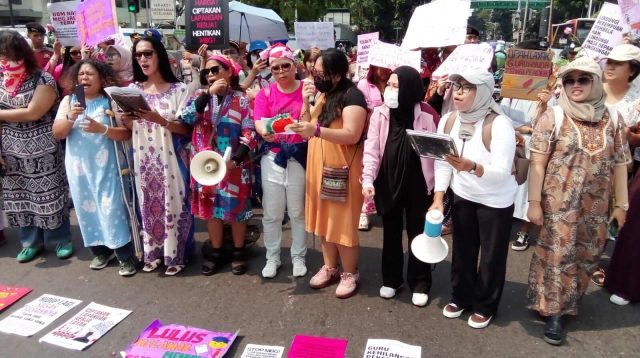 Aliansi Perempuan Indonesia berdemonstrasi menyerukan aksi bersama untuk mendesak negara bertanggung jawab atas krisis hidup rakyat yang semakin berat pada Kamis, (18/6/2026) di Jakarta Pusat. Foto: pelita.co.id/Mulyono Sri Hutomo