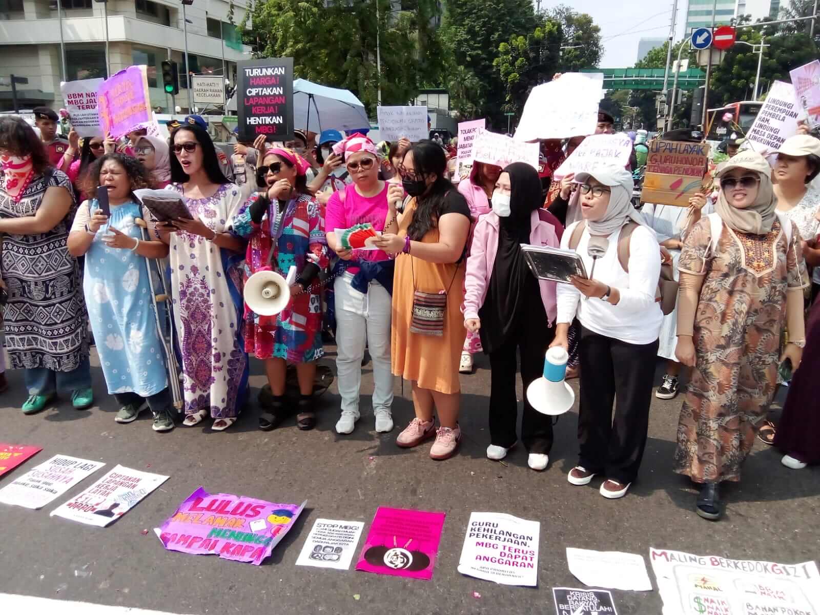 Aliansi Perempuan Indonesia berdemonstrasi menyerukan aksi bersama untuk mendesak negara bertanggung jawab atas krisis hidup rakyat yang semakin berat pada Kamis, (18/6/2026) di Jakarta Pusat. Foto: pelita.co.id/Mulyono Sri Hutomo