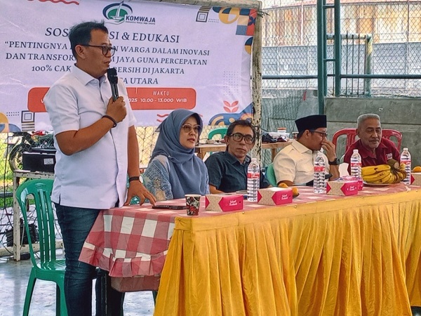 Ketua Komunitas Warga Jakarta (KOMWAJA), Anwar Sjani (kiri). Foto: istimewa