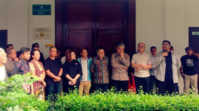 Ketua Umum Panitia Konferensi Republik, Sudirman Said dan Sekretaris Jenderal Panitia Konferensi Republik, Yanuar Nugroho bersama panitia penyelenggara saat konferensi pers Konferensi Republik bertajuk “Jalan Menata Kembali Republik” yang dijadwalkan berlangsung hari ini namun batal di Kampus Universitas Indonesia, Salemba, Jakarta Pusat pada Mingg, 28 Juni 2026. Foto: pelita.co.id/Mulyono Sri Hutomo