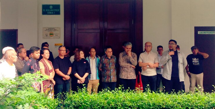 Ketua Umum Panitia Konferensi Republik, Sudirman Said dan Sekretaris Jenderal Panitia Konferensi Republik, Yanuar Nugroho bersama panitia penyelenggara saat konferensi pers Konferensi Republik bertajuk “Jalan Menata Kembali Republik” yang dijadwalkan berlangsung hari ini namun batal di Kampus Universitas Indonesia, Salemba, Jakarta Pusat pada Mingg, 28 Juni 2026. Foto: pelita.co.id/Mulyono Sri Hutomo