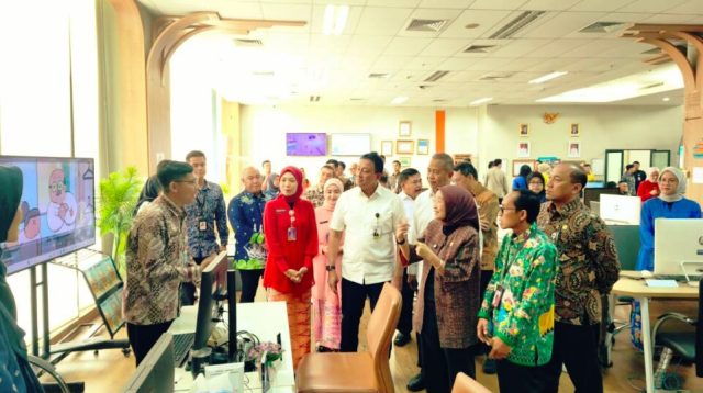 Menteri Pendayagunaan Aparatur Negara dan Reformasi Birokrasi (MenPAN-RB) RI, Rini Widyantini melakukan kunjungan ke Mall Pelayanan Publik DKI Jakarta pada Kamis, (11/6/2026). Foto: Tiyo Surya Sakti - Beritajakarta.id