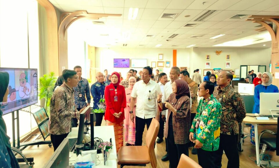 Menteri Pendayagunaan Aparatur Negara dan Reformasi Birokrasi (MenPAN-RB) RI, Rini Widyantini melakukan kunjungan ke Mall Pelayanan Publik DKI Jakarta pada Kamis, (11/6/2026). Foto: Tiyo Surya Sakti - Beritajakarta.id
